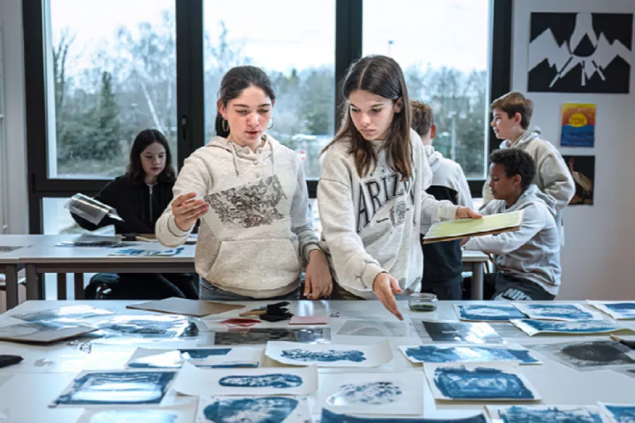 Photo de deux collégiennes avec de la photographie 