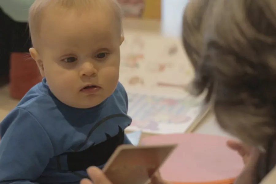 enfant à qui on lit une histoire