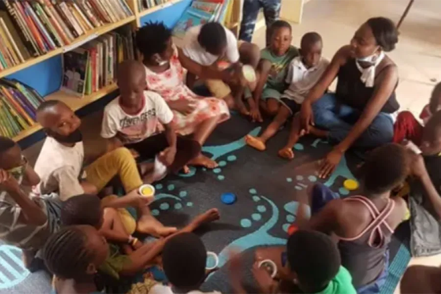 jeune femme avec groupe d'enfants africains 