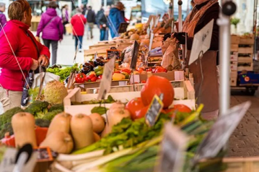 Photo d'un étalage au cœur d'un marché