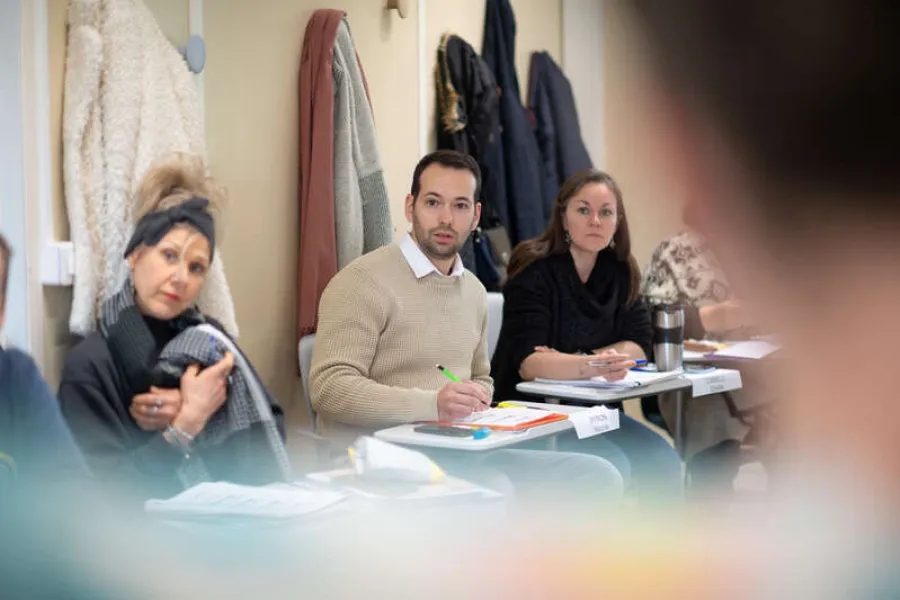 Assistants maternels dans la salle de formation.