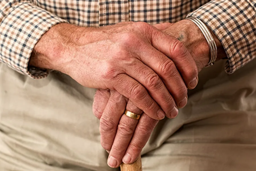 mains de personnes âgées 