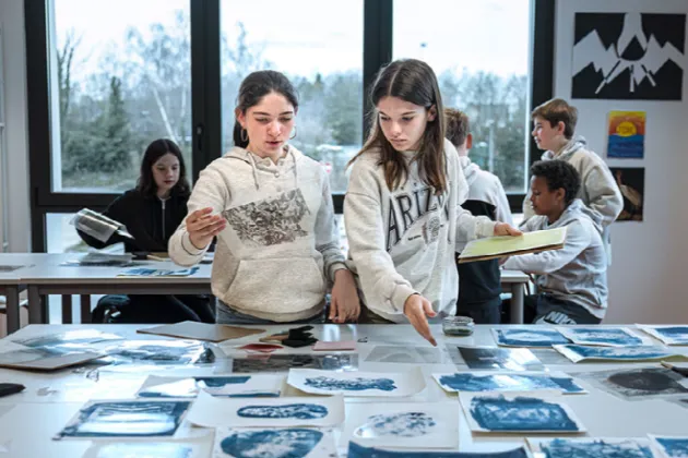 Photo de deux collégiennes avec de la photographie 