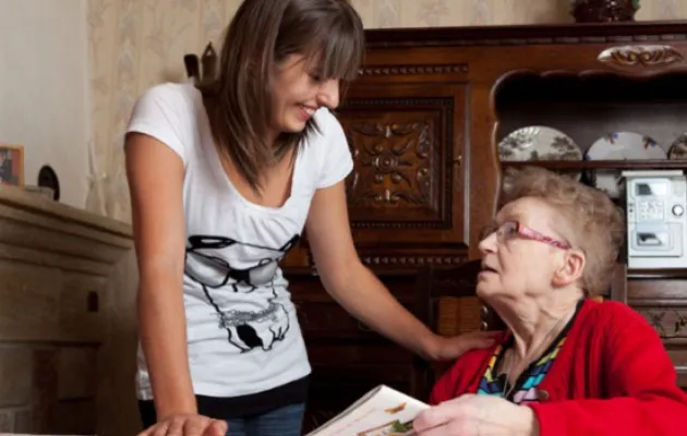 Photo d'une aidante avec une personne âgée 