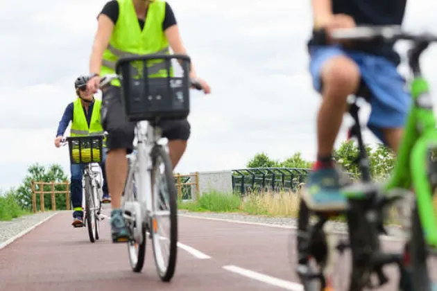 cyclistes sur une piste cyclable