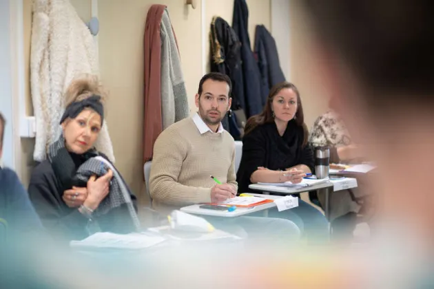 Assistants maternels dans la salle de formation.