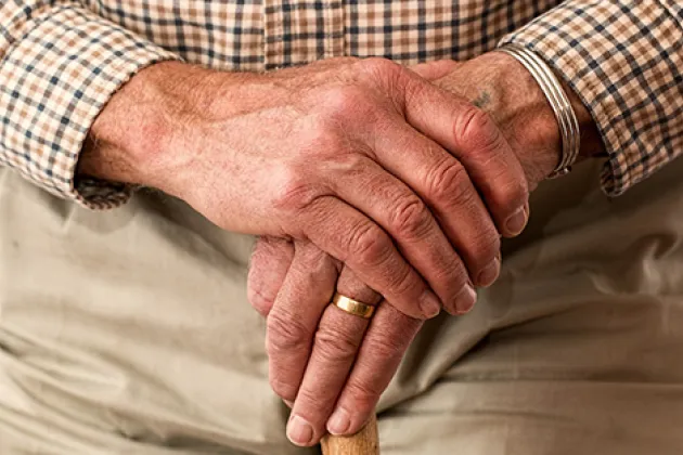 mains de personnes âgées