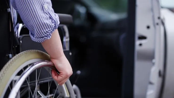 personne en fauteuil roulant