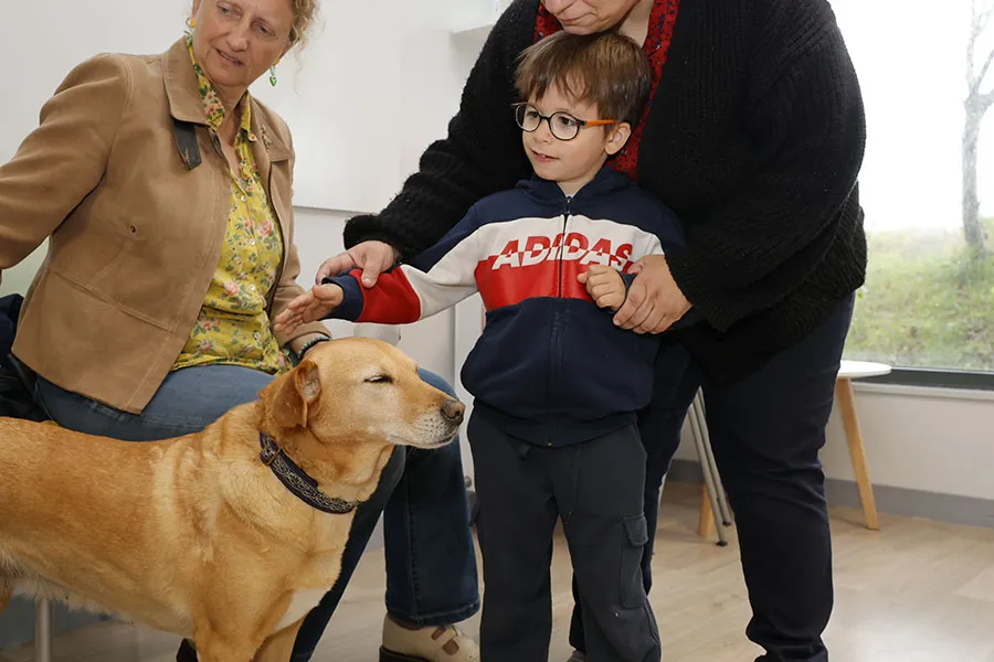 Pirouette avec sa maîtresse et une famille