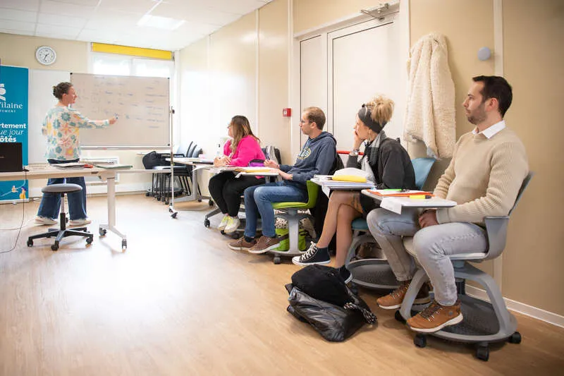 assistants maternels dans la salle de formation.
