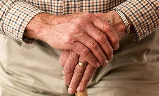 mains de personnes âgées