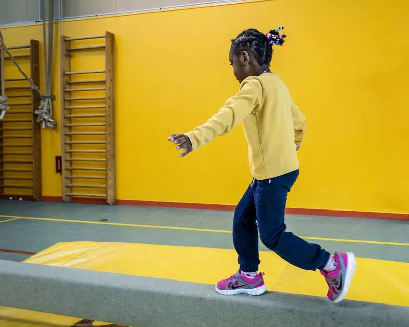 Enfant participant à la mini olympiade
