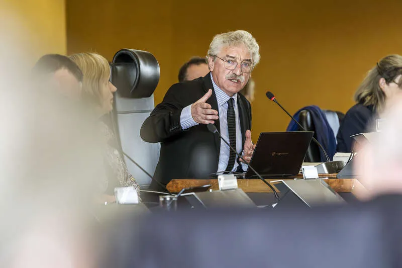 Cliquez sur l'image pour écouter les débats en direct, vendredi 13 février à partir de 9h30